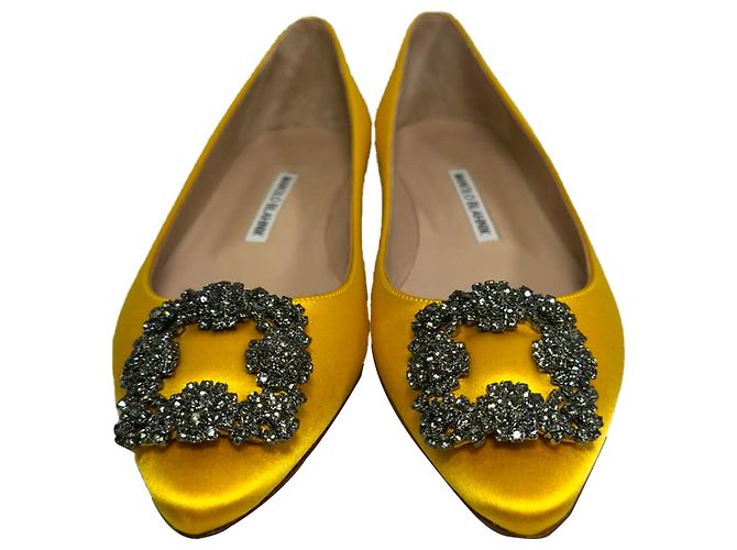 Décolleté basse Manolo Blahnik Jewel Buckle in raso giallo - vista 2