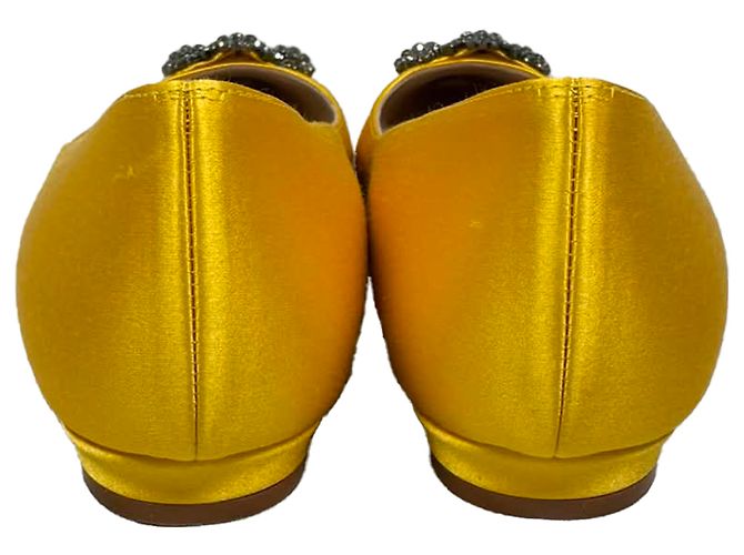 Décolleté basse Manolo Blahnik Jewel Buckle in raso giallo - vista 3