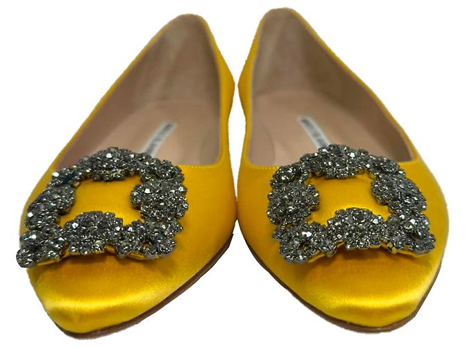 Décolleté basse Manolo Blahnik Jewel Buckle in raso giallo - vista 4