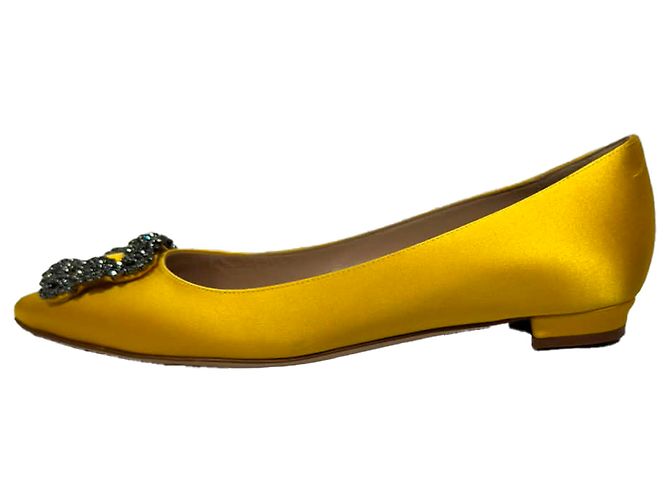 Décolleté basse Manolo Blahnik Jewel Buckle in raso giallo - vista 5