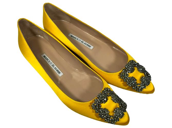 Décolleté basse Manolo Blahnik Jewel Buckle in raso giallo - vista 7