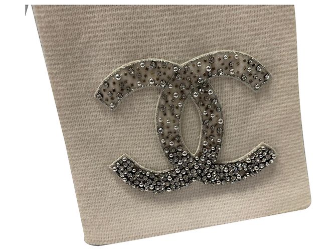 Timeless Chanel CC Strickschal mit Kristallbesatz aus cremefarbenem Kaschmir Weiß Roh - Ansicht 2