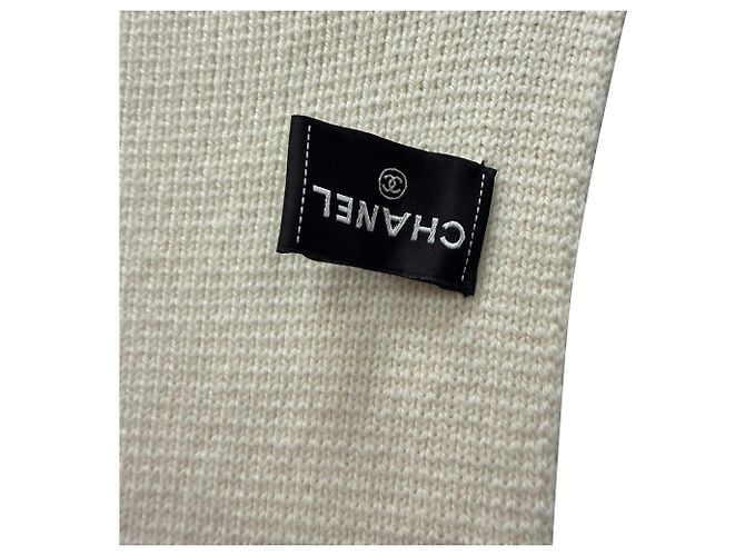 Timeless Chanel CC Strickschal mit Kristallbesatz aus cremefarbenem Kaschmir Weiß Roh - Ansicht 3