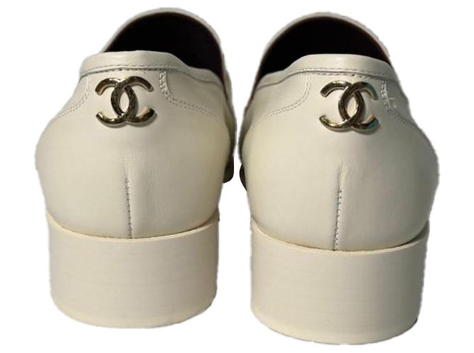 Timeless Mocassini Wingtip Chanel con accento a catena in pelle bianca Bianco Crudo - vista 3