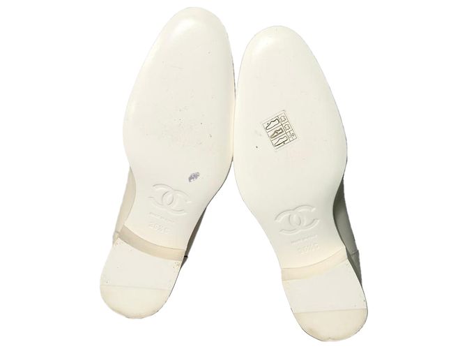 Timeless Mocassini Wingtip Chanel con accento a catena in pelle bianca Bianco Crudo - vista 7