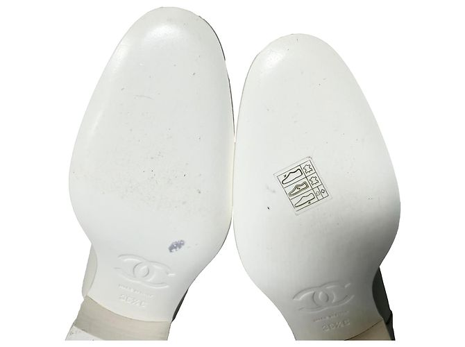 Timeless Mocassini Wingtip Chanel con accento a catena in pelle bianca Bianco Crudo - vista 9