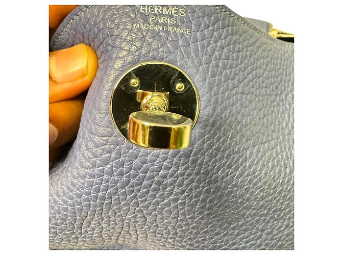 Borsa a tracolla Hermès Lindy 26 in pelle blu navy - vista 10
