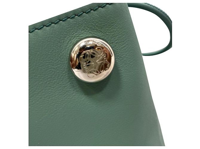 Borsa Pebble Pouch di Loewe in pelle di vitello verde - vista 4