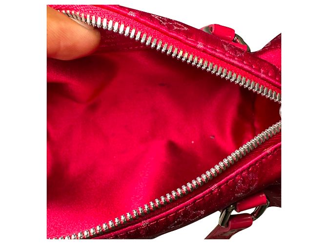 Borsa a tracolla Louis Vuitton Mini Papillon Barrel in raso rosso Bordò - vista 11