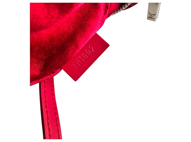 Borsa a tracolla Louis Vuitton Mini Papillon Barrel in raso rosso Bordò - vista 12