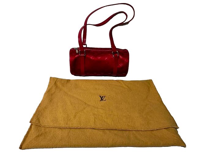 Borsa a tracolla Louis Vuitton Mini Papillon Barrel in raso rosso Bordò - vista 2