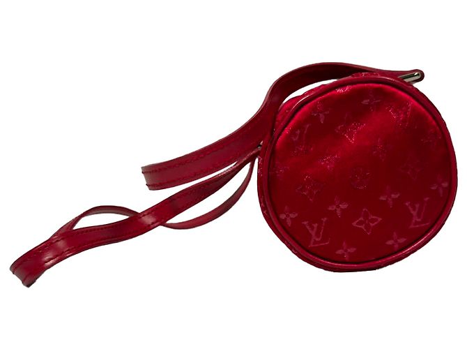 Borsa a tracolla Louis Vuitton Mini Papillon Barrel in raso rosso Bordò - vista 4