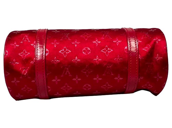 Borsa a tracolla Louis Vuitton Mini Papillon Barrel in raso rosso Bordò - vista 7