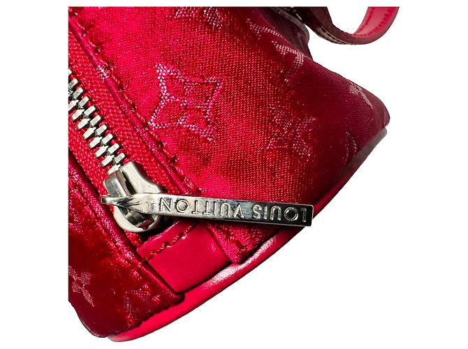 Borsa a tracolla Louis Vuitton Mini Papillon Barrel in raso rosso Bordò - vista 8