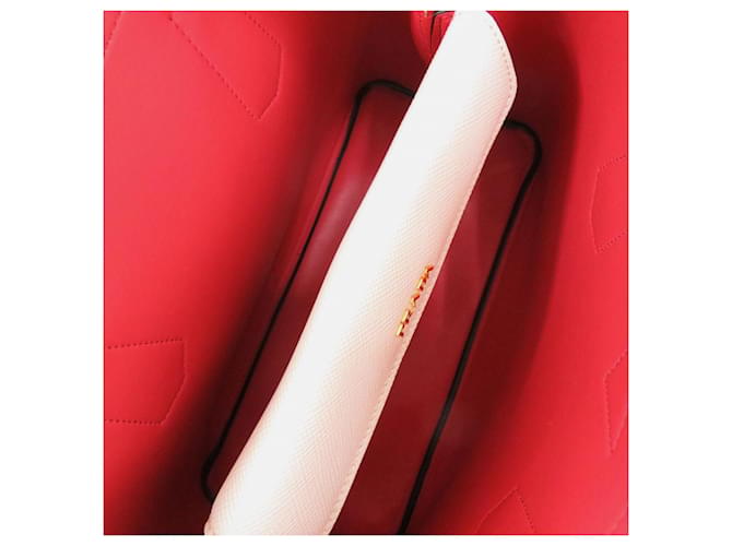 Borsa 2-Way Saffiano Triangle di Prada Rosso Crudo - vista 5