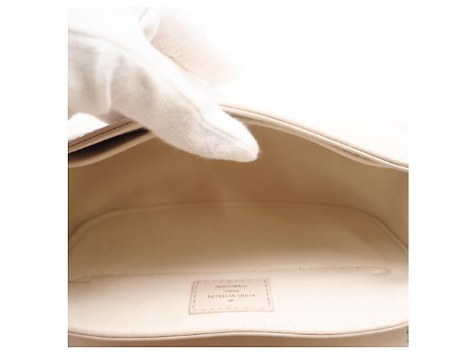 Borsa a tracolla Louis Vuitton Epi Hide and Seek M22720 Crudo - vista 12