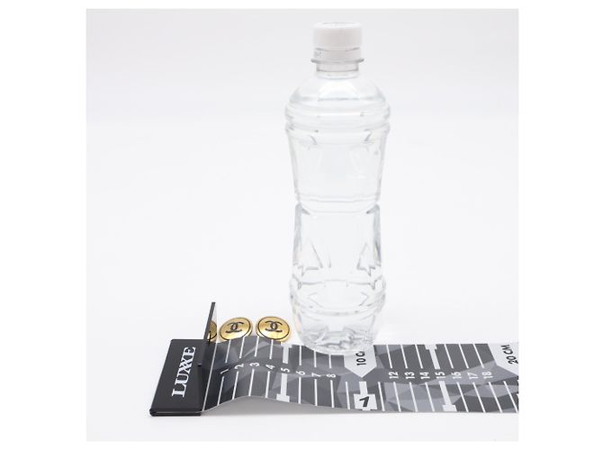 Orecchini a clip tondi Chanel Coco Mark Nero D'oro - vista 3