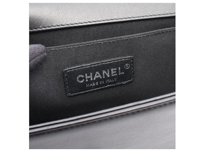 Borsa a tracolla Boy di Chanel in agnello nero - vista 4