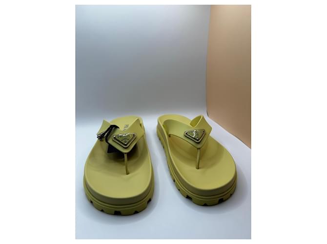 Infradito Prada in gomma giallo - vista 2