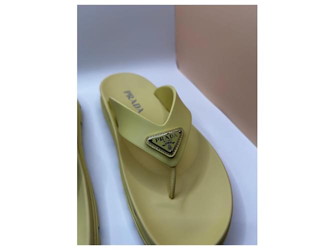Infradito Prada in gomma giallo - vista 3