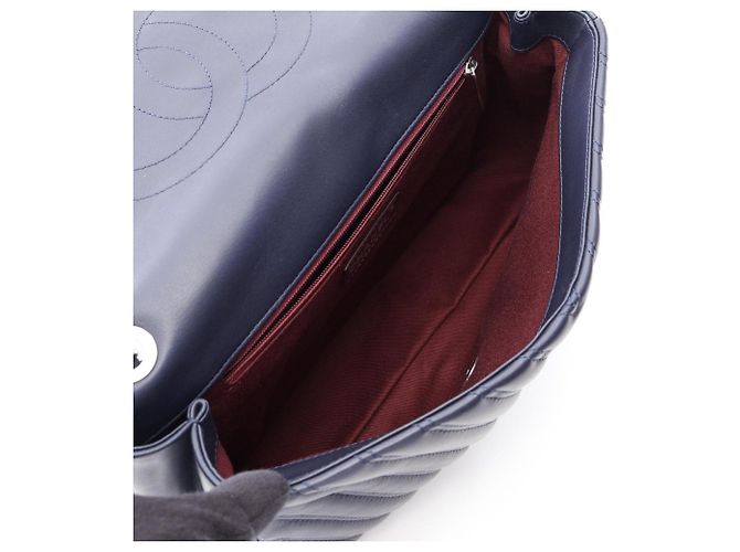 Borsa a tracolla Chanel Chevron V-stitch Chain Blu navy - vista 3