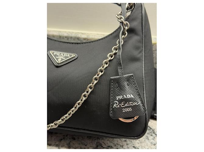 Prada Re-Edition 2005 Mini Borsa in Nylon Nero - vista 3