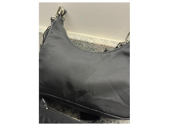 Prada Re-Edition 2005 Mini Borsa in Nylon Nero - vista 4