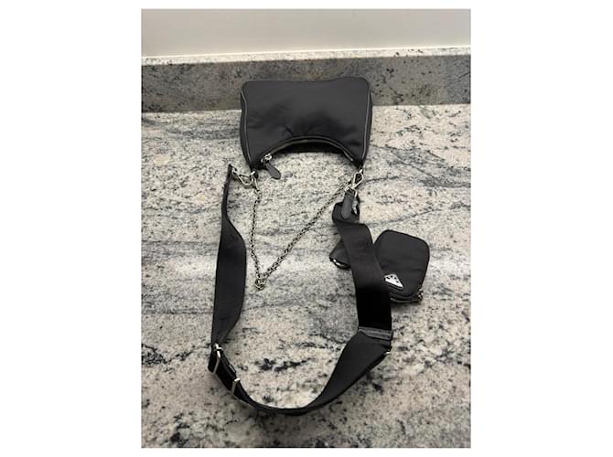 Prada Re-Edition 2005 Mini Borsa in Nylon Nero - vista 5