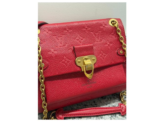 Borsa a tracolla Louis Vuitton Vavin Monogram Empreinte Twist MM in pelle rossa Rosso - vista 3