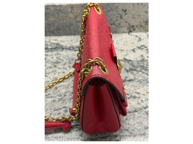 Borsa a tracolla Louis Vuitton Vavin Monogram Empreinte Twist MM in pelle rossa Rosso - vista 8
