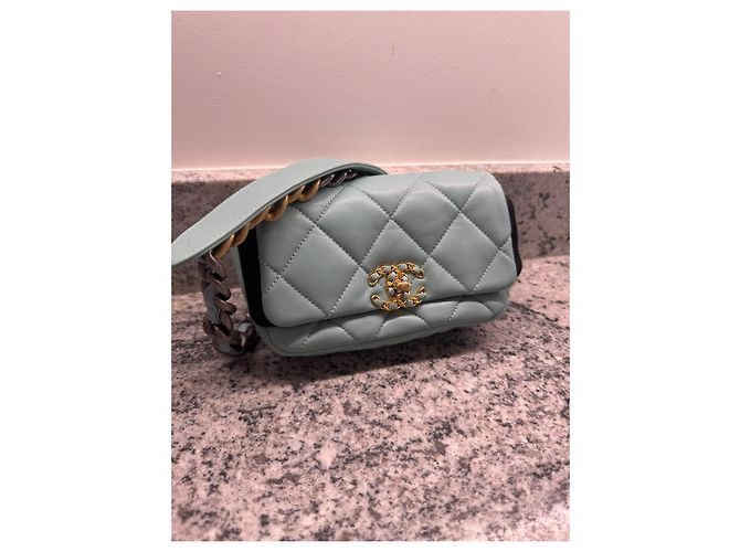 Bolsa Chanel 19 Flap em pele de cordeiro azul claro - vista 2