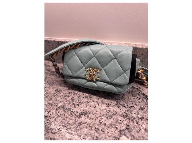 Bolsa Chanel 19 Flap em pele de cordeiro azul claro - vista 3