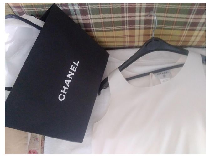 Top de seda sem mangas Chanel cor ecru - vista 5