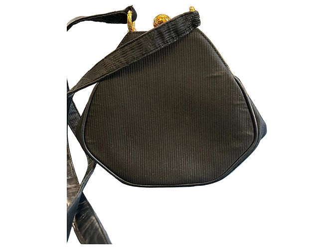 Borsa a tracolla 1992 Chanel CC Nylon Diamond Stitch Kiss Lock - vista 4