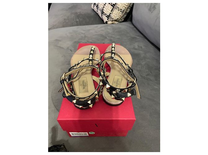 Valentino Garavani Sandali Rockstud Nero Gold hardware - vista 4