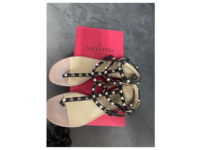 Valentino Garavani Sandali Rockstud Nero Gold hardware - vista 5