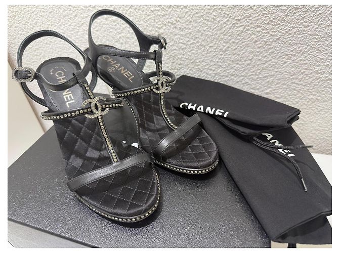 Chanel Sandali in raso nero cristalli tacco lucite - vista 14