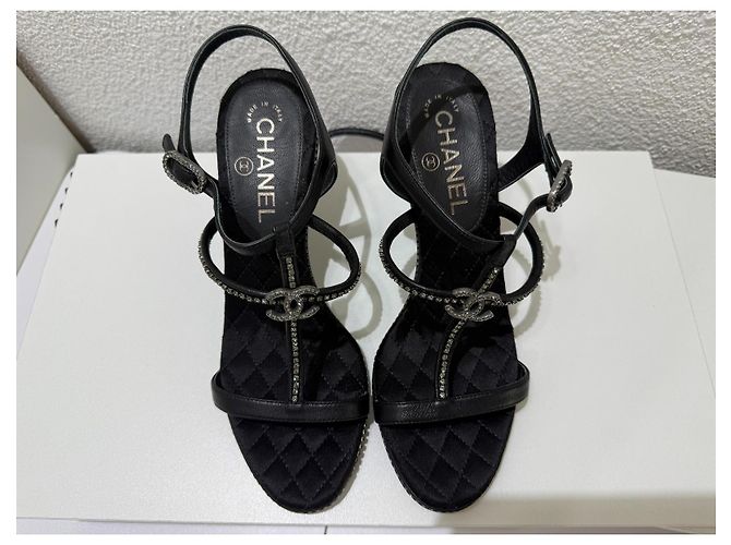 Chanel Sandali in raso nero cristalli tacco lucite - vista 3