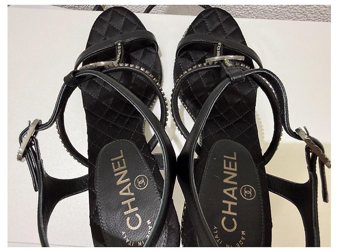 Chanel Sandali in raso nero cristalli tacco lucite - vista 9