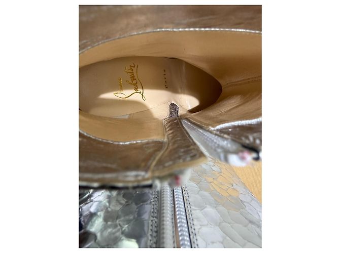 Christian Louboutin So Kate Booty 100 Stivaletti Argento Specchio Martellato - vista 10