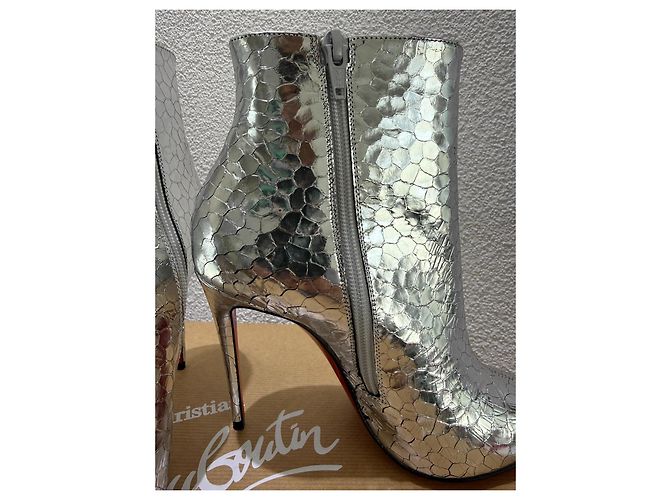 Christian Louboutin So Kate Booty 100 Stivaletti Argento Specchio Martellato - vista 6