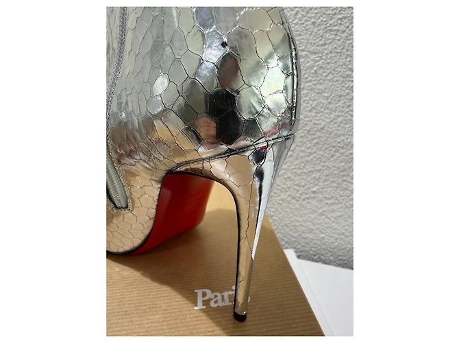 Christian Louboutin So Kate Booty 100 Stivaletti Argento Specchio Martellato - vista 8