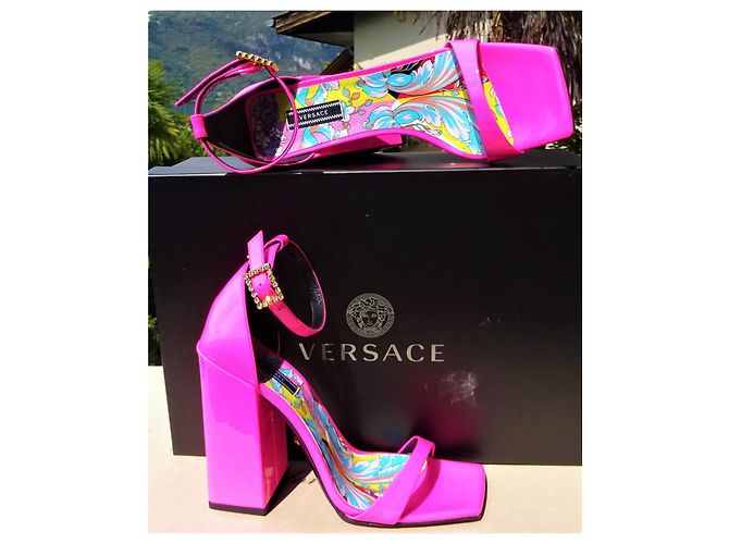 Sandali Versace rosa vernice tacco largo - vista 3