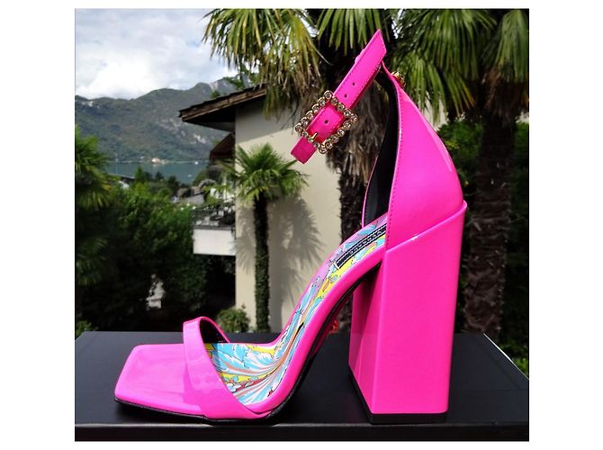 Sandali Versace rosa vernice tacco largo - vista 4