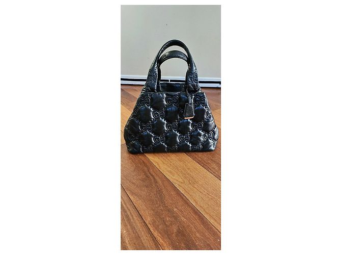 Bolsa Gucci em couro preto acolchoado com logo GG - vista 2
