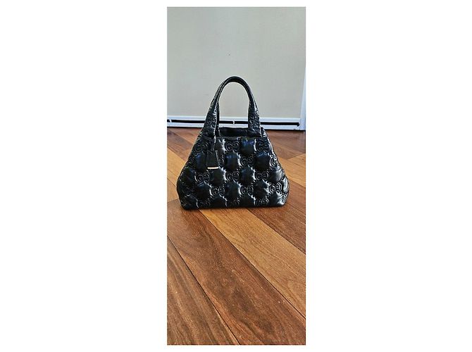 Bolsa Gucci em couro preto acolchoado com logo GG - vista 3