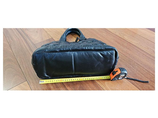 Bolsa Gucci em couro preto acolchoado com logo GG - vista 4