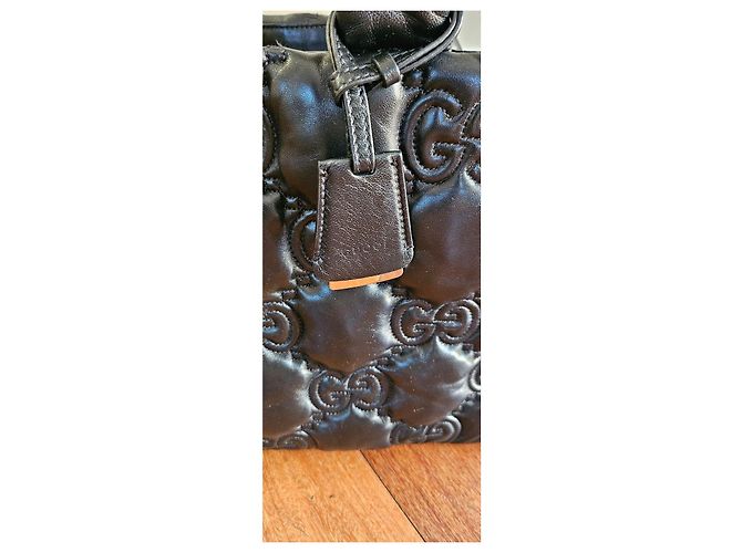 Bolsa Gucci em couro preto acolchoado com logo GG - vista 5
