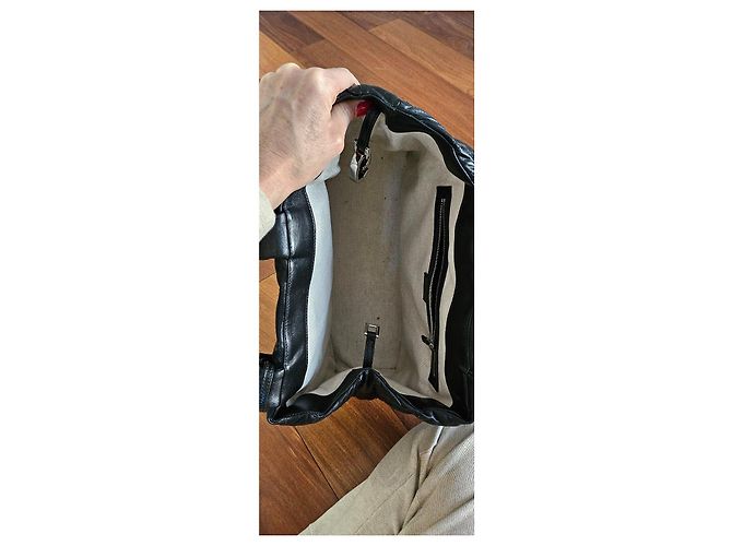 Bolsa Gucci em couro preto acolchoado com logo GG - vista 8