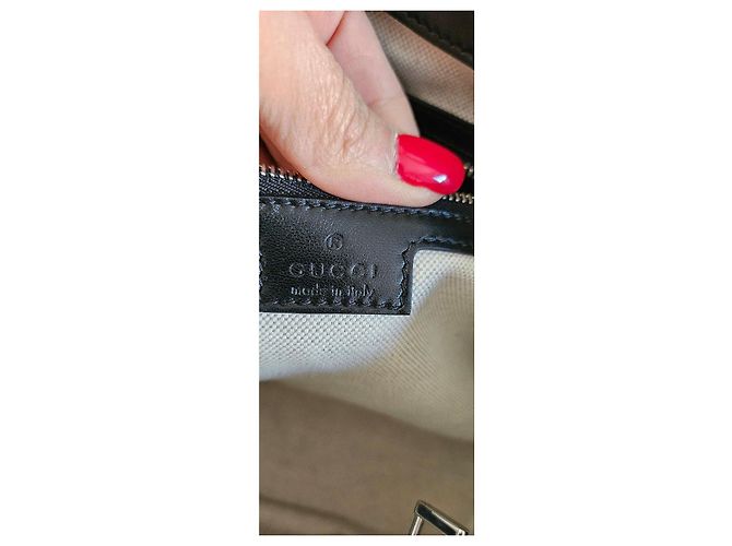 Bolsa Gucci em couro preto acolchoado com logo GG - vista 9